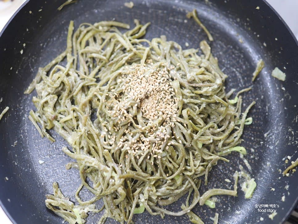 마무리로 통깨를 뿌려 완성합니다.