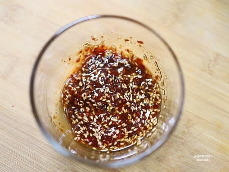 비빔양념을 준비합니다. 고춧가루, 고추장, 알룰로스, 양조간장, 참기름을 섞어주세요.