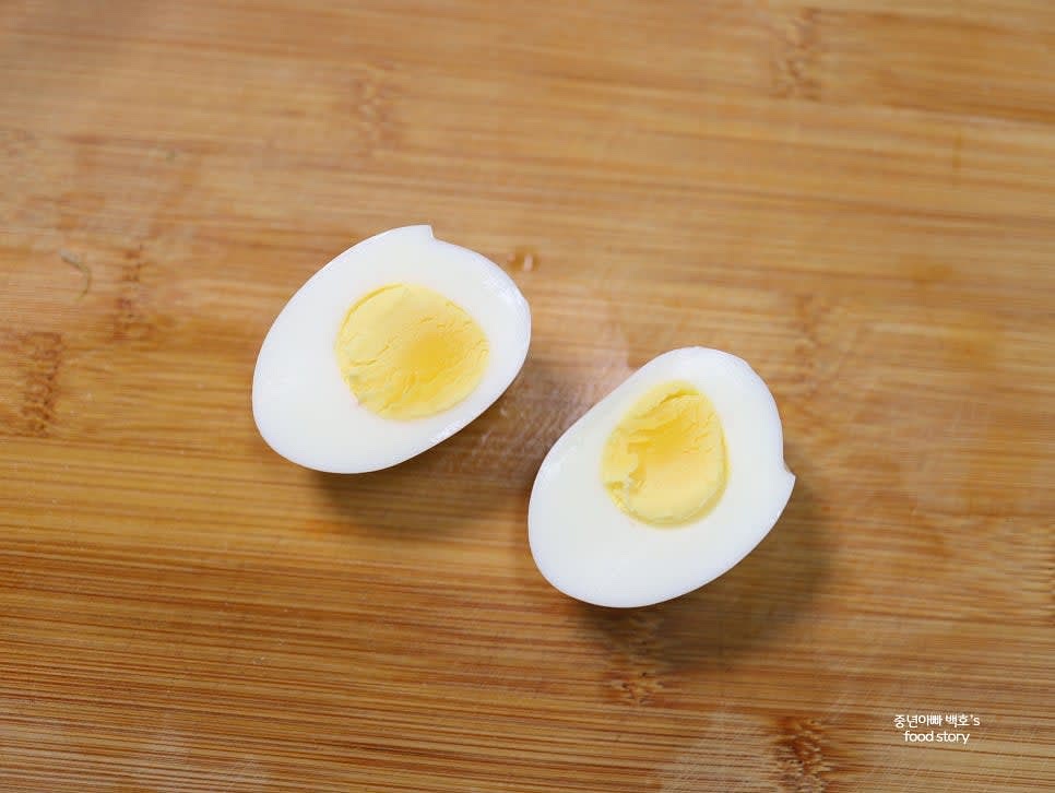 오이를 채썰고 삶은 계란을 반으로 자릅니다.