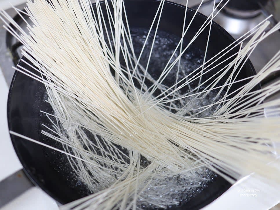 물을 넉넉하게 끓이고 소면 1인분을 넣어주세요.