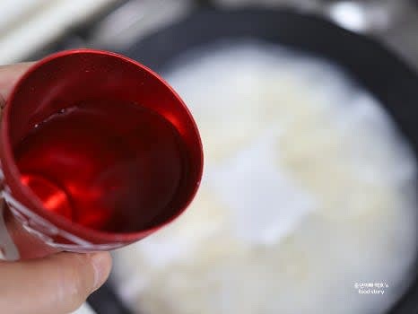 팔팔 끓으면 찬물 반컵을 부어준 후 잘 저어주세요.