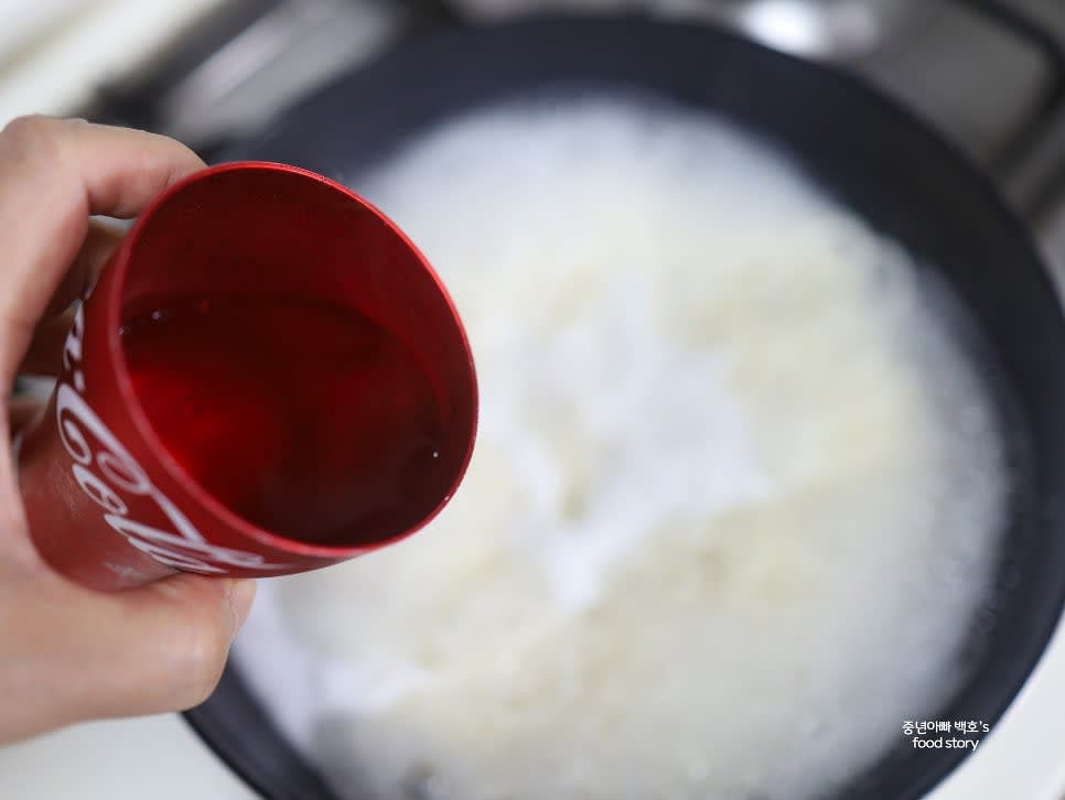 다시 끓어오르면 찬물 반컵을 또 넣고 잘 저어주세요.