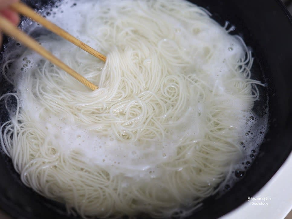 다시 한번 팔팔 끓으면 한두 가닥을 건져 먹어보며 익힘 정도를 확인하세요.