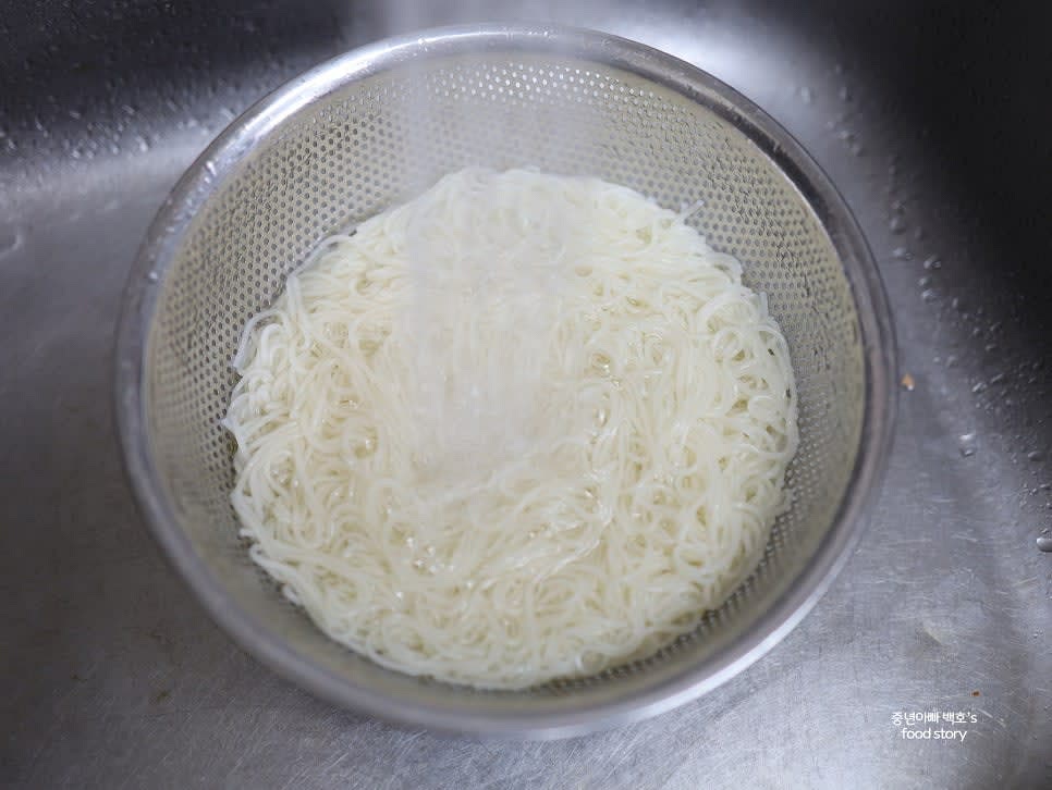 소면이 너무 익지 않도록 찬물에 담가 재빨리 식혀주세요.