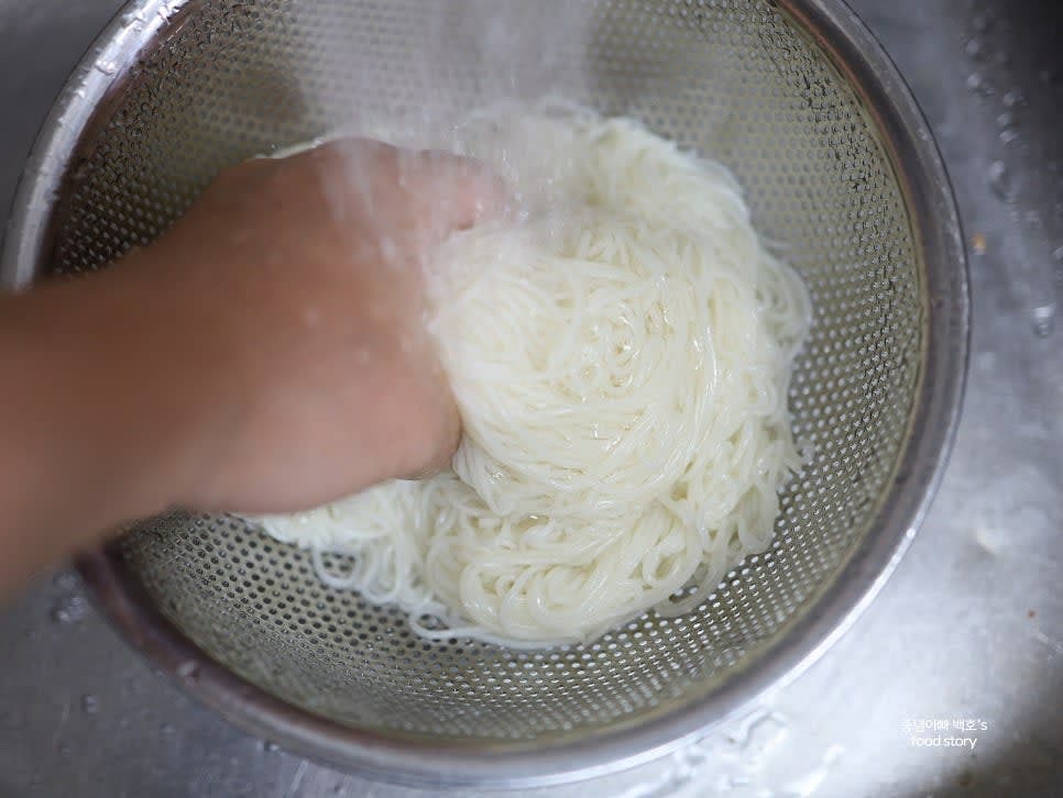 손으로 조물조물 문질러 면을 헹구어 주세요.