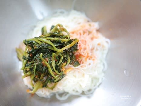 넉넉한 볼에 헹군 소면과 열무김치를 담아주세요.