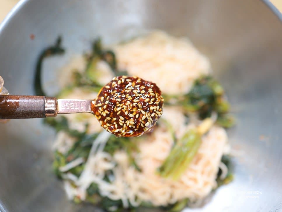 양념의 반 또는 2/3 정도를 넣고 소면과 열무김치를 조물조물 무쳐주세요.