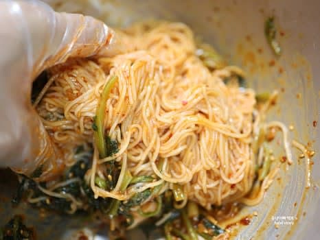 간을 보며 부족하면 양념을 추가로 넣어주세요.