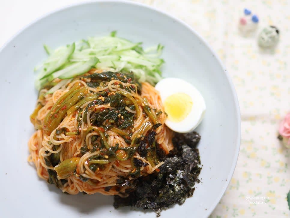 그릇에 비빈 소면을 담고 삶은 계란, 오이채, 김가루를 고명으로 올려 마무리하세요.