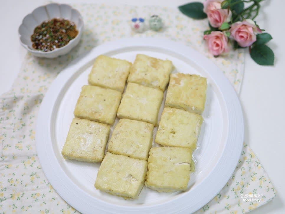 접시에 담고 소스를 곁들여 맛있게 즐기세요.