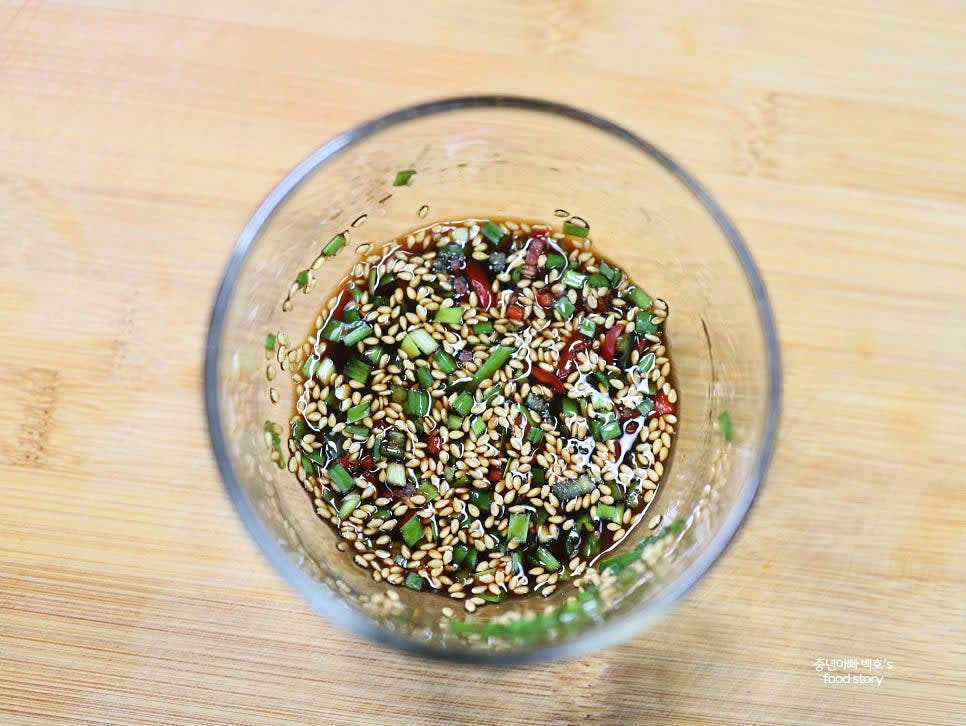 소스를 만들기 위해 양조간장, 식초, 알룰로스, 청양고추, 홍고추, 부추, 통깨를 섞어주세요.