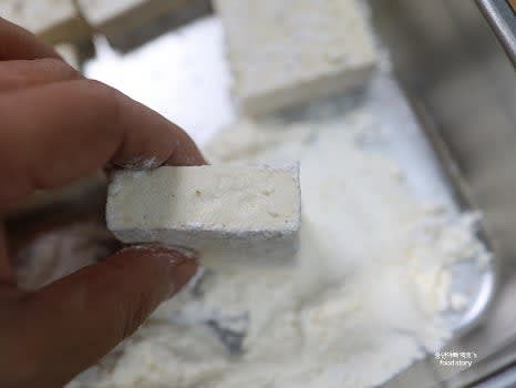 두부 표면에 부침가루를 골고루 묻혀줍니다.