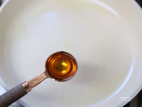 팬을 중불로 달군 후 들기름 1T와 식용유 1T를 넣어주세요.