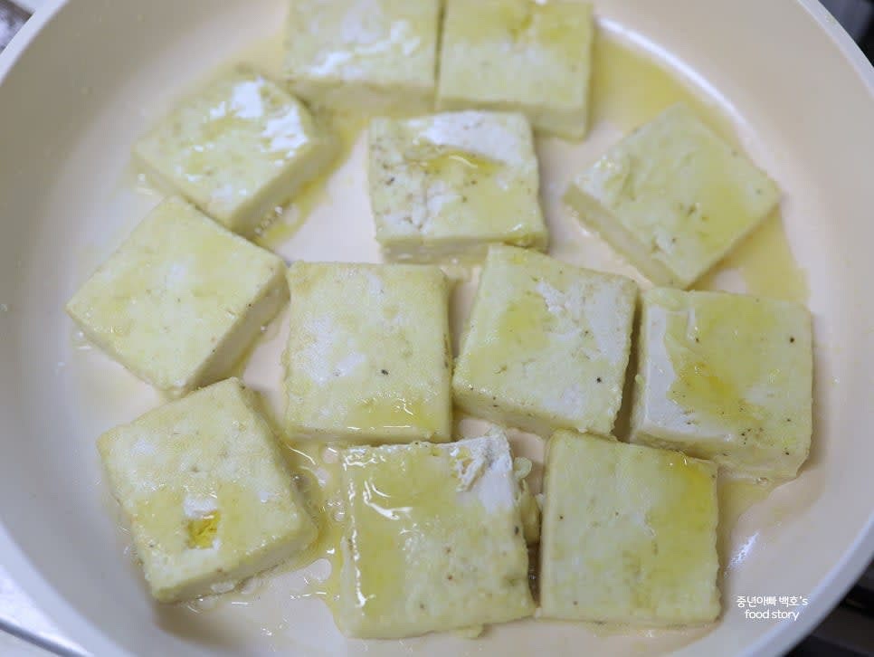 두부를 팬에 올리고 천천히 앞뒤로 노릇하게 구워줍니다.