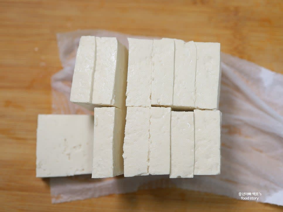 두부를 반으로 자른 후 6등분으로 잘라주세요. 바트에 담은 후 소금과 후추 살짝 뿌려 밑간을 해주세요.