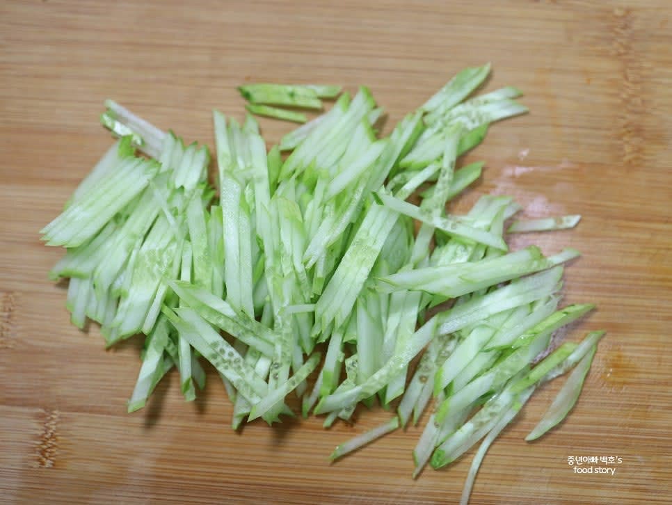 오이는 껍질째 사용하기 때문에 소금으로 문질러 흐르는 물에 깨끗이 씻은 후 물기 제거 후 얇게 채 썰어주세요.