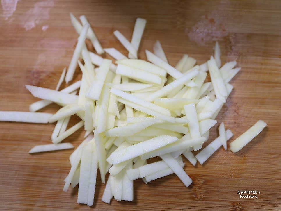 사과는 껍질째 얇게 채 썰어 준비해주세요.