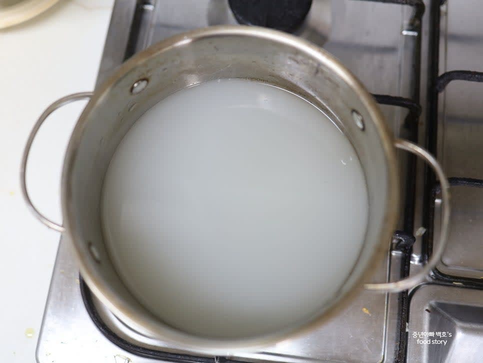 쌀뜨물 1200ml를 냄비에 넣고 중불로 끓입니다.