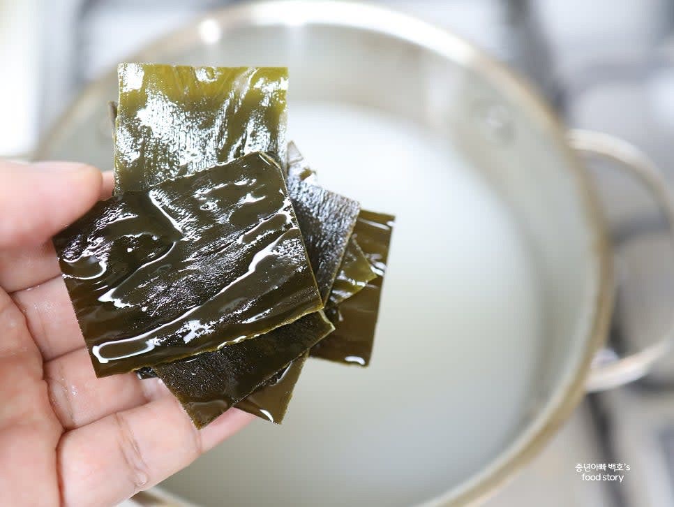 국물용 다시마는 헹군 후 넣고, 멸치 육수용 동전을 추가합니다.