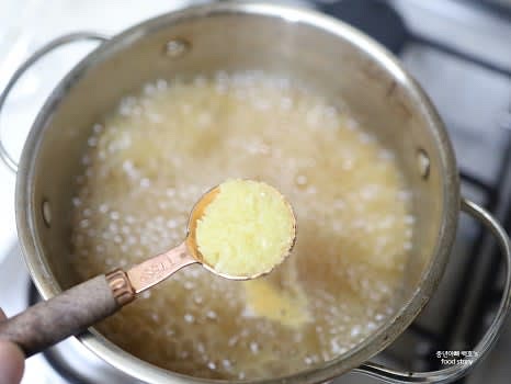 다진 마늘 1스푼을 넣어 향을 더합니다.