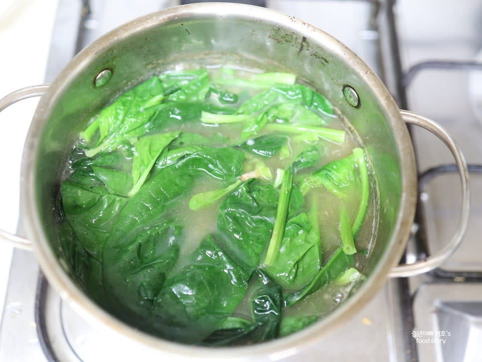 물기를 뺀 시금치를 넣고 끓여줍니다.