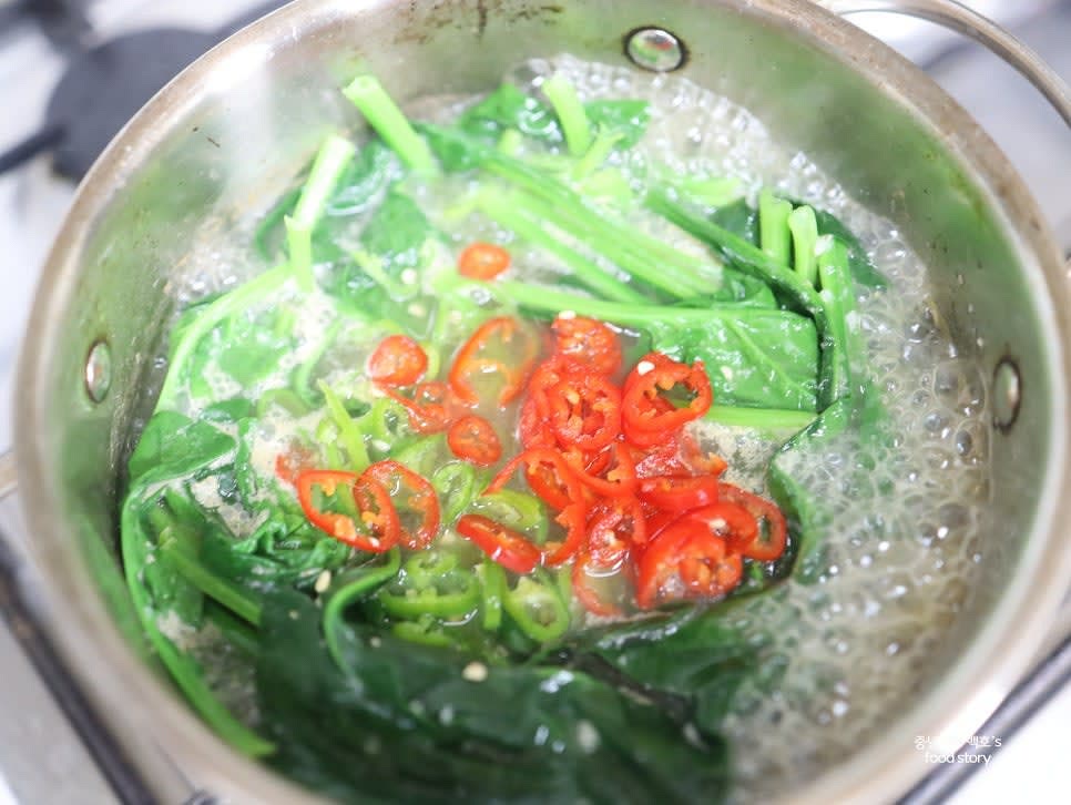 썰어둔 대파와 청양고추, 홍고추를 넣고 섞어줍니다.