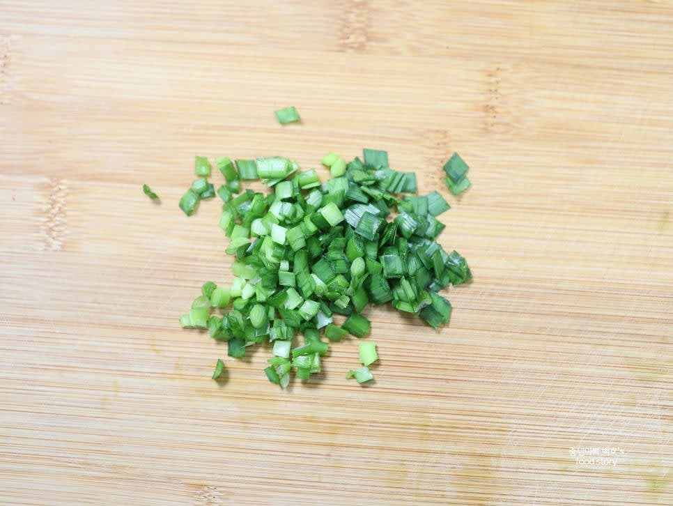 부추를 송송 썰어 2스푼 분량으로 준비합니다.