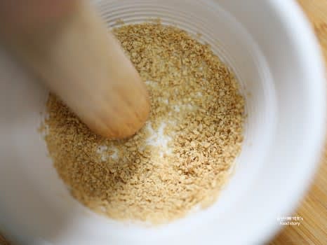 통깨 1스푼을 절구로 갈아 깻가루로 만들어줍니다.