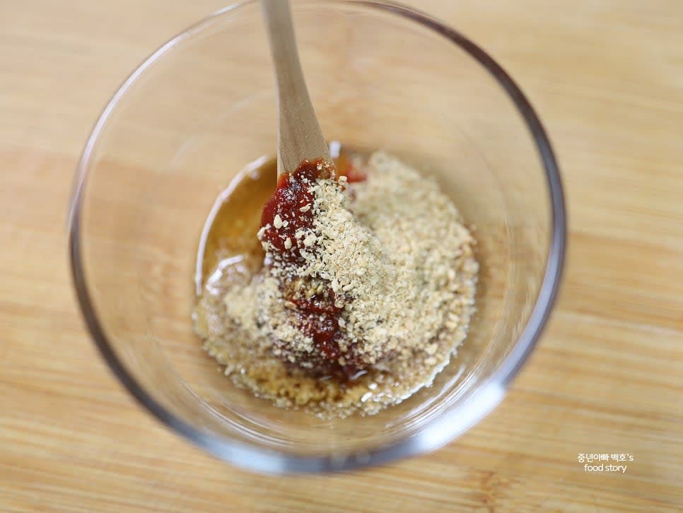 볼에 고추장 1스푼, 참기름 1스푼, 깻가루를 넣고 잘 섞어 양념장을 만듭니다.