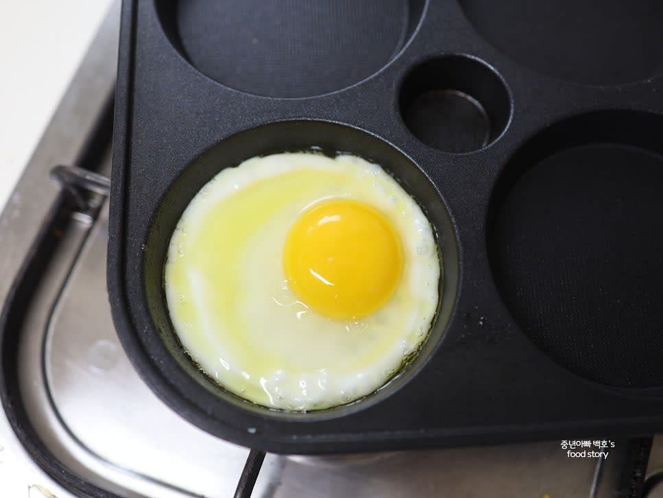 계란을 반숙 프라이로 준비합니다.