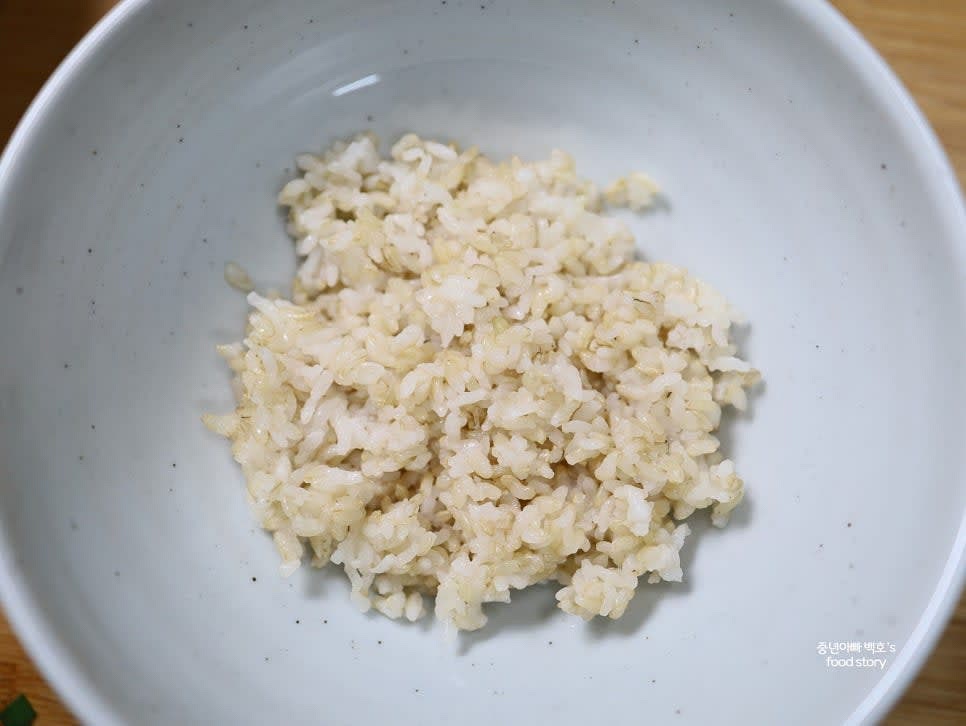 그릇에 밥 한 공기를 담아줍니다.