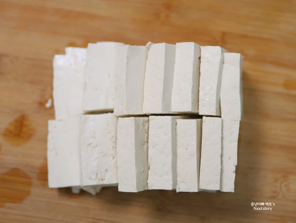 두부를 반으로 자른 후 적당한 두께로 썰어줍니다.