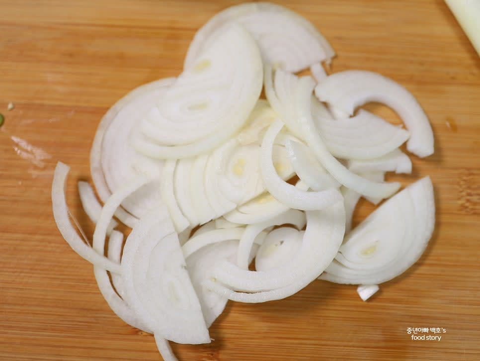 양파는 채썰고, 대파와 청양고추는 송송 썰어 준비합니다.