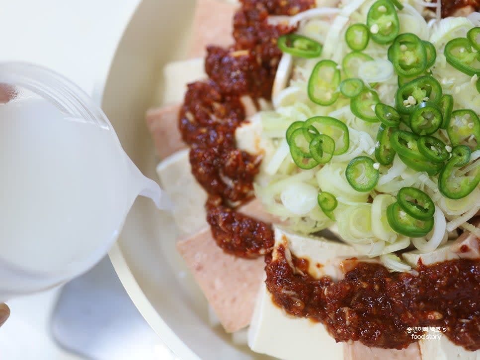 쌀뜨물 2컵(또는 생수)을 자작하게 붓고, 센 불에서 끓입니다.