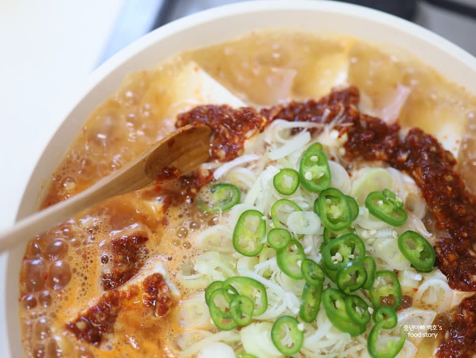 끓기 시작하면 양념장을 잘 풀어주고, 중약불로 줄입니다.