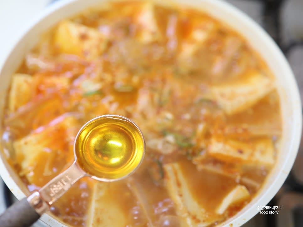 들기름 2~3스푼을 추가로 넣고, 국물이 자작할 정도로 졸여줍니다.