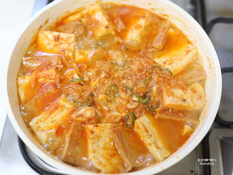 중간중간 눌어붙지 않게 살짝 들어주며 졸인 후 완성합니다.