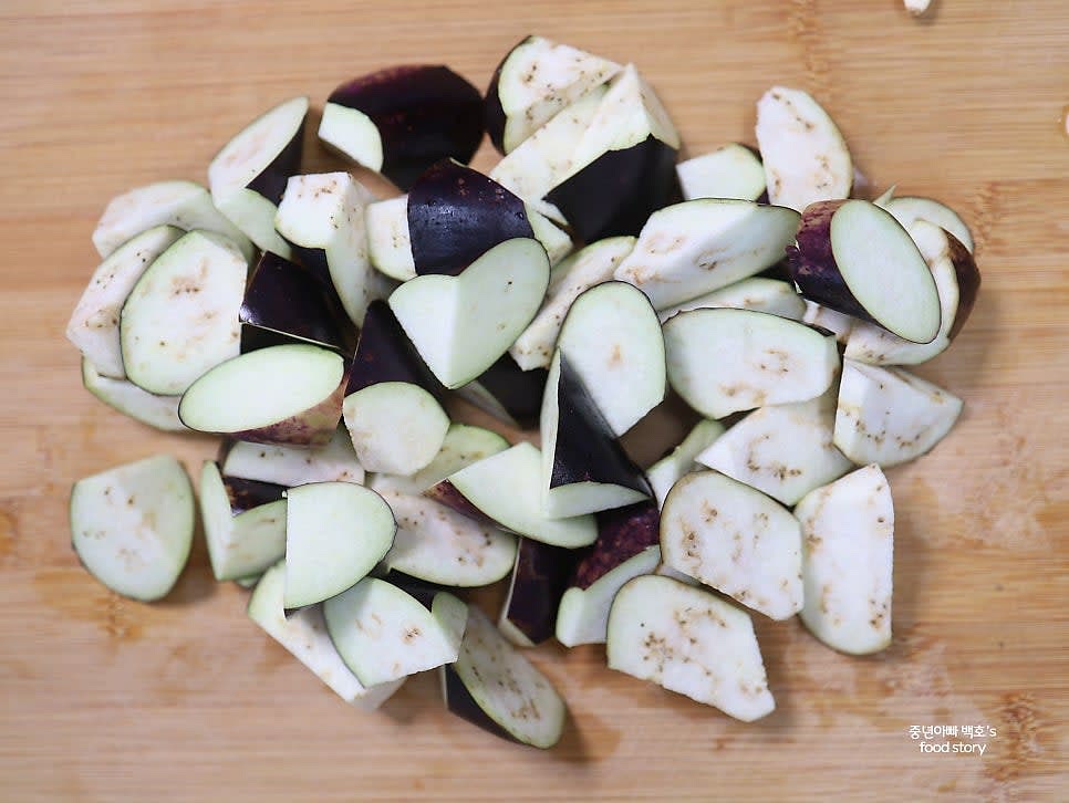 가지 3개를 깨끗이 씻은 후 키친타월로 물기를 닦고 어슷하게 돌려 깎아 썰어줍니다.