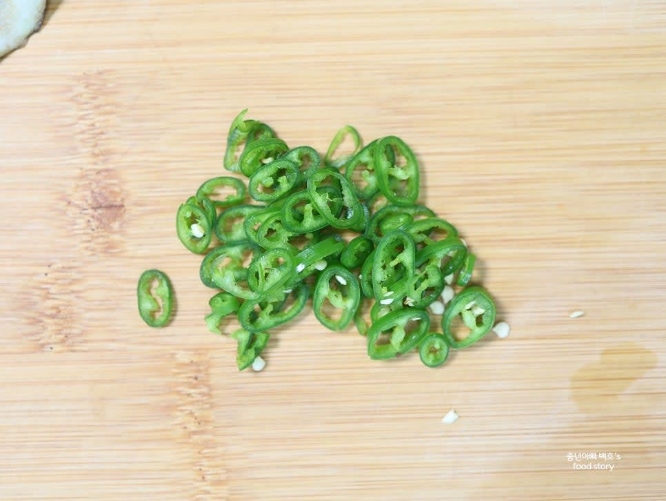 청양고추 1개를 송송 썰고, 대파 1대는 어슷하게 썰어 준비합니다.