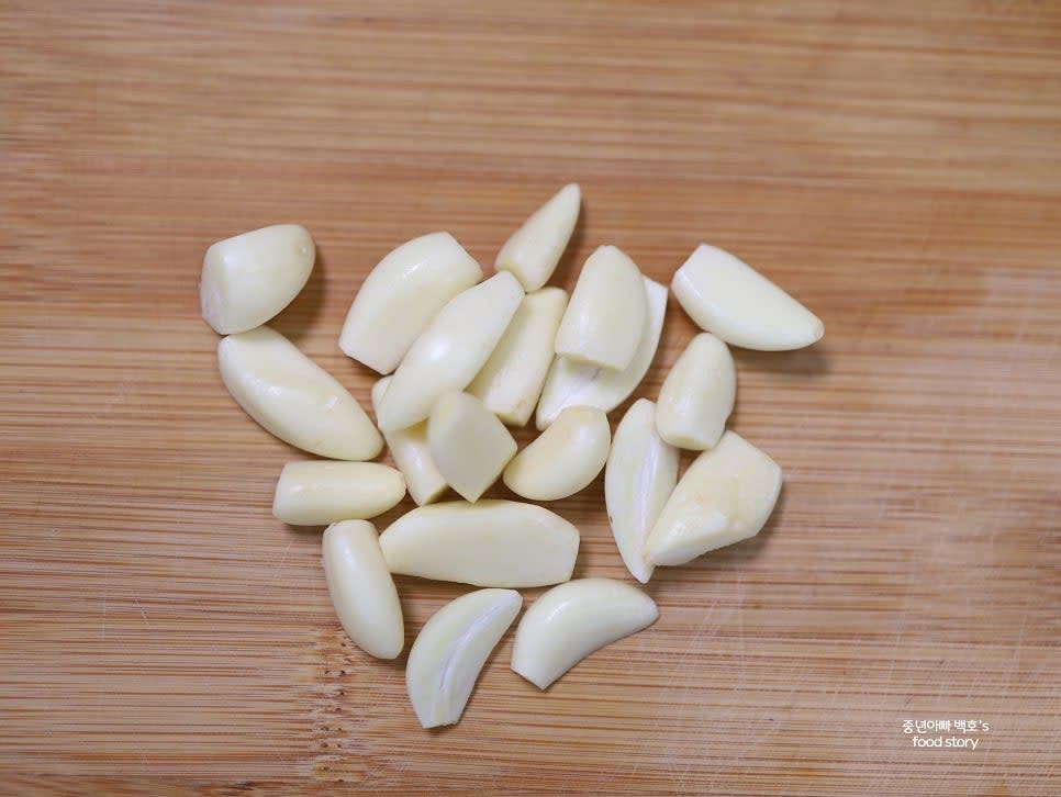 통 마늘은 작은 거로 20알, 크다면 10알을 준비하고 큰 마늘은 반으로 잘라줍니다.
