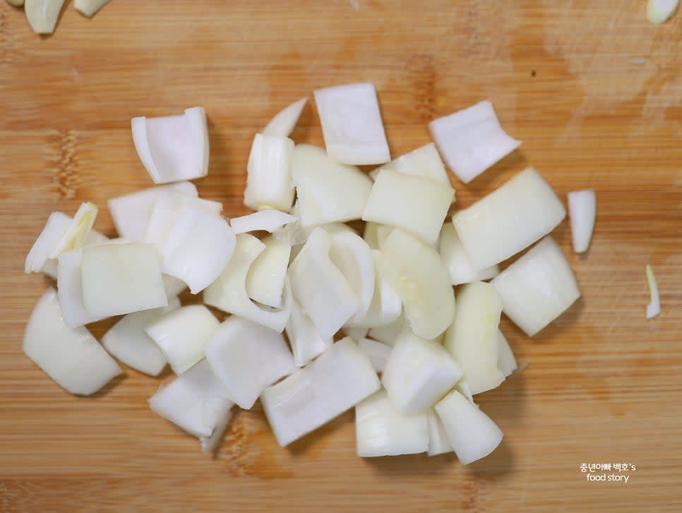 양파 1/2개를 사각 모양으로 먹기 좋은 크기로 썰어줍니다.