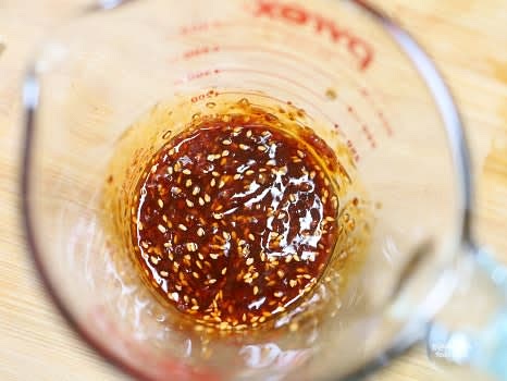 굴 소스 1.5T, 두반장 1.5T, 진간장 1/2T, 고춧가루 1T, 알룰로스 1T, 통깨 1T를 섞어 양념장을 만듭니다.