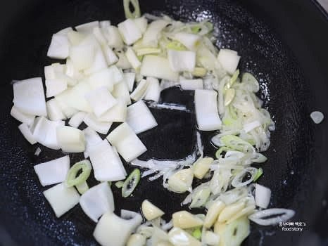 마늘 향이 올라오면 양파를 넣고 색이 투명해질 때까지 볶아줍니다.