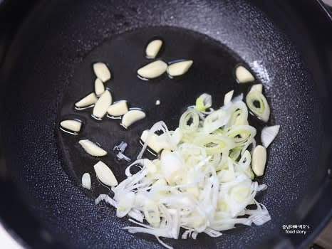 팬에 고추기름 3T를 두르고 통 마늘과 대파를 넣어 중약불에서 타지 않게 볶아줍니다.