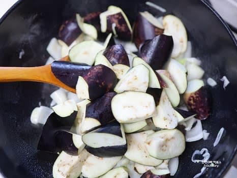 미리 썰어둔 가지를 팬에 넣고 가볍게 섞어줍니다.