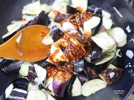 양념장을 1/2~2/3 넣어 볶아주고 간을 본 후 부족하면 더 추가합니다.