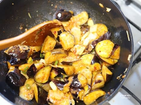 재료들이 잘 섞이고 볶아지도록 휘리릭 볶아줍니다.