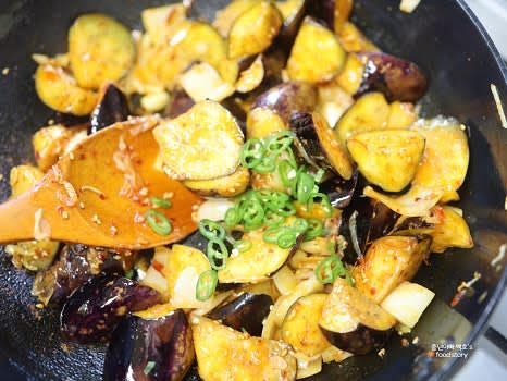 청양고추를 넣고 마지막으로 참기름 1T를 넣어 섞은 후 불을 끕니다.