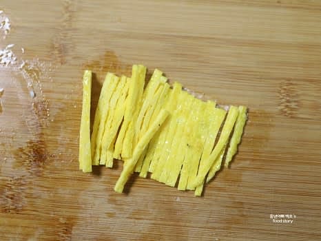 계란은 흰자와 노른자를 나누어 얇게 부친 후 먹기 좋은 크기로 채 썰어 계란지단을 만듭니다.