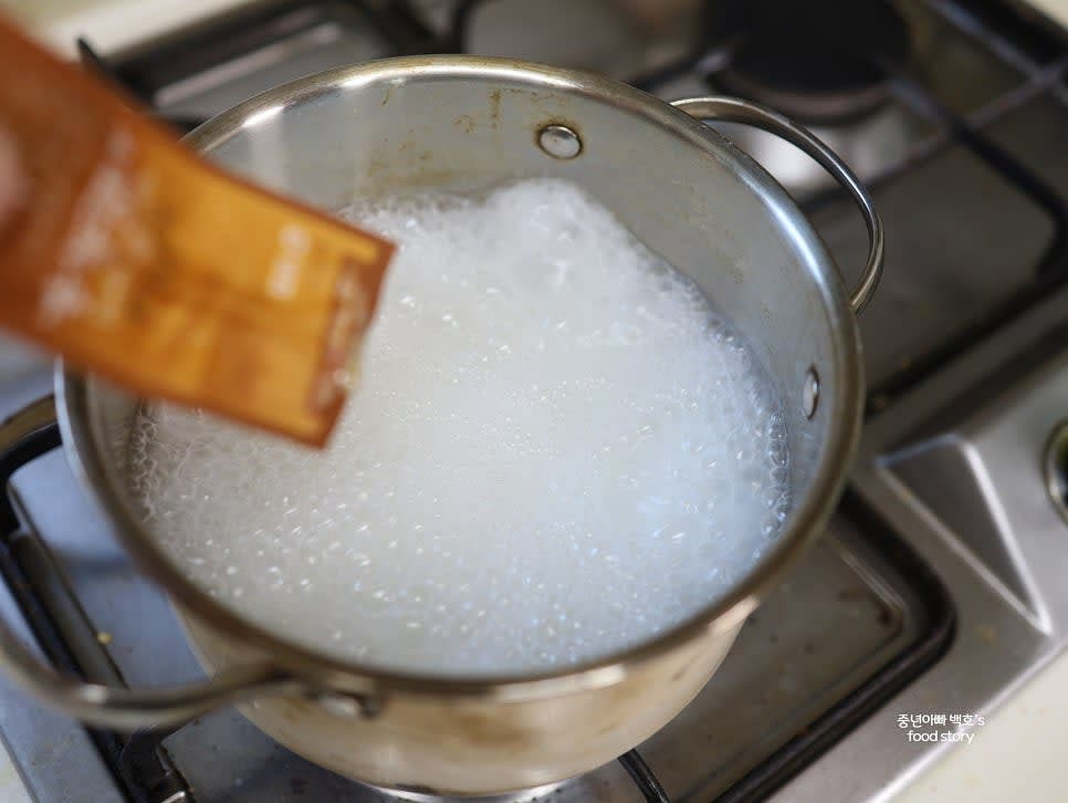 물이 끓으면 시판 사골육수 수프 2봉을 넣고 잘 섞어줍니다.